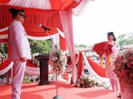 Foto; Bupati Serahkan Bendera Merah Putih