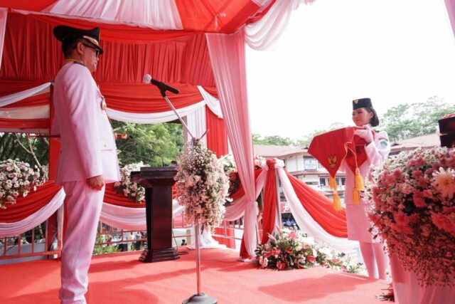 Foto; Bupati Serahkan Bendera Merah Putih